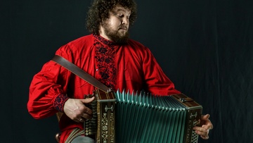 И поёт мне в землянке гармонь....