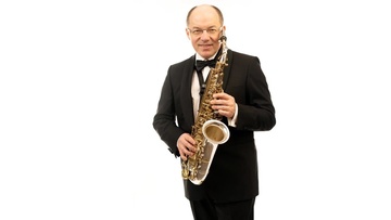 Орган и саксофон при свечах