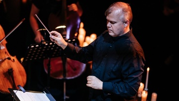 Орган и саксофоны при свечах