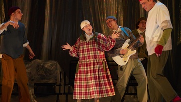 Когда длинная стрелка будет на двенадцати, а короткая на трёх