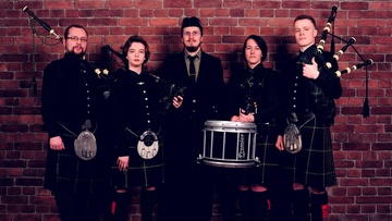 Волынки и барабаны в оранжерее при свечах