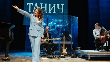 А белый лебедь на пруду...