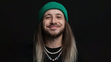Денис Антипин балуется со зрителями